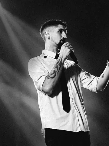 Dani Rosalén cantando en directo