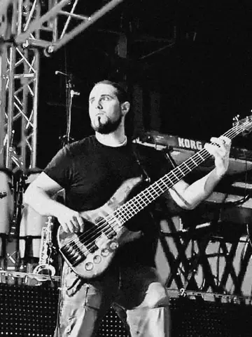 Jose A. Carrasco al bajo