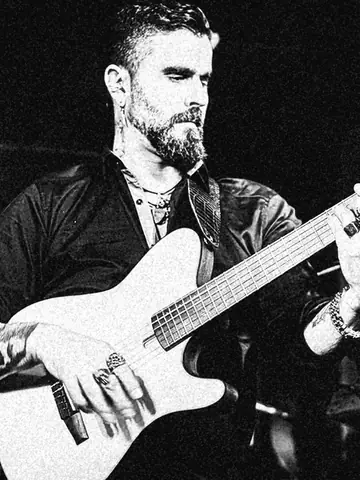 Juanako Adrama a la guitarra